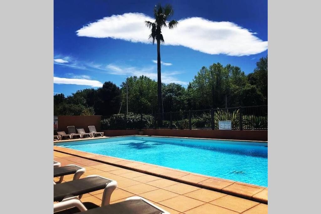 קוגולין 2 Bedrooms, 15 Min Walk To Beach, Ac, Pool & Fiber Internet In A Quiet, Private Gated Domain 5Kms To St Tropez מראה חיצוני תמונה