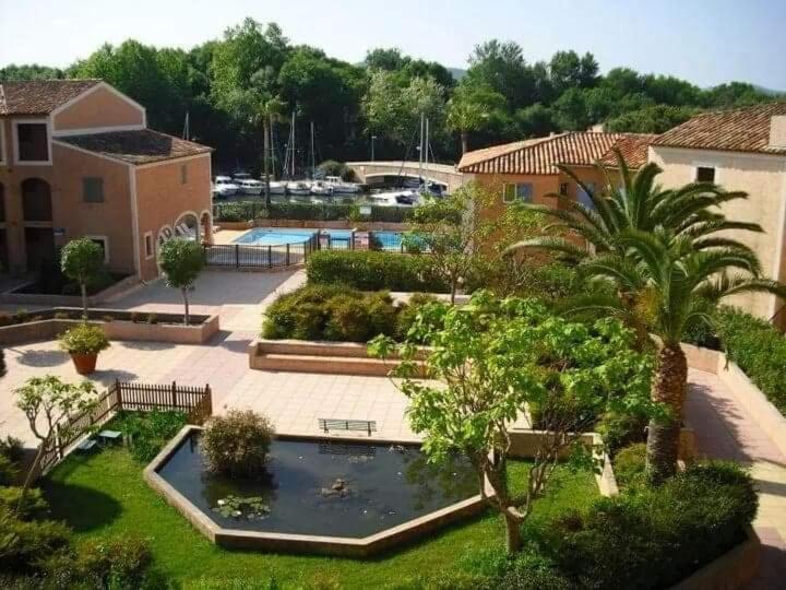 קוגולין 2 Bedrooms, 15 Min Walk To Beach, Ac, Pool & Fiber Internet In A Quiet, Private Gated Domain 5Kms To St Tropez מראה חיצוני תמונה