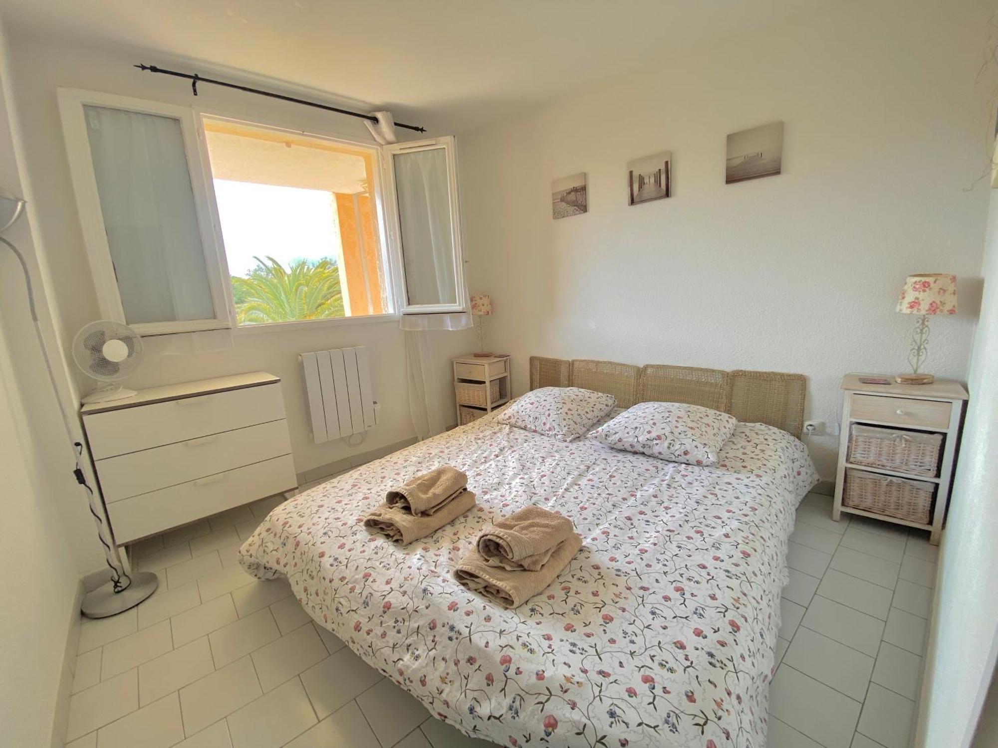 קוגולין 2 Bedrooms, 15 Min Walk To Beach, Ac, Pool & Fiber Internet In A Quiet, Private Gated Domain 5Kms To St Tropez מראה חיצוני תמונה
