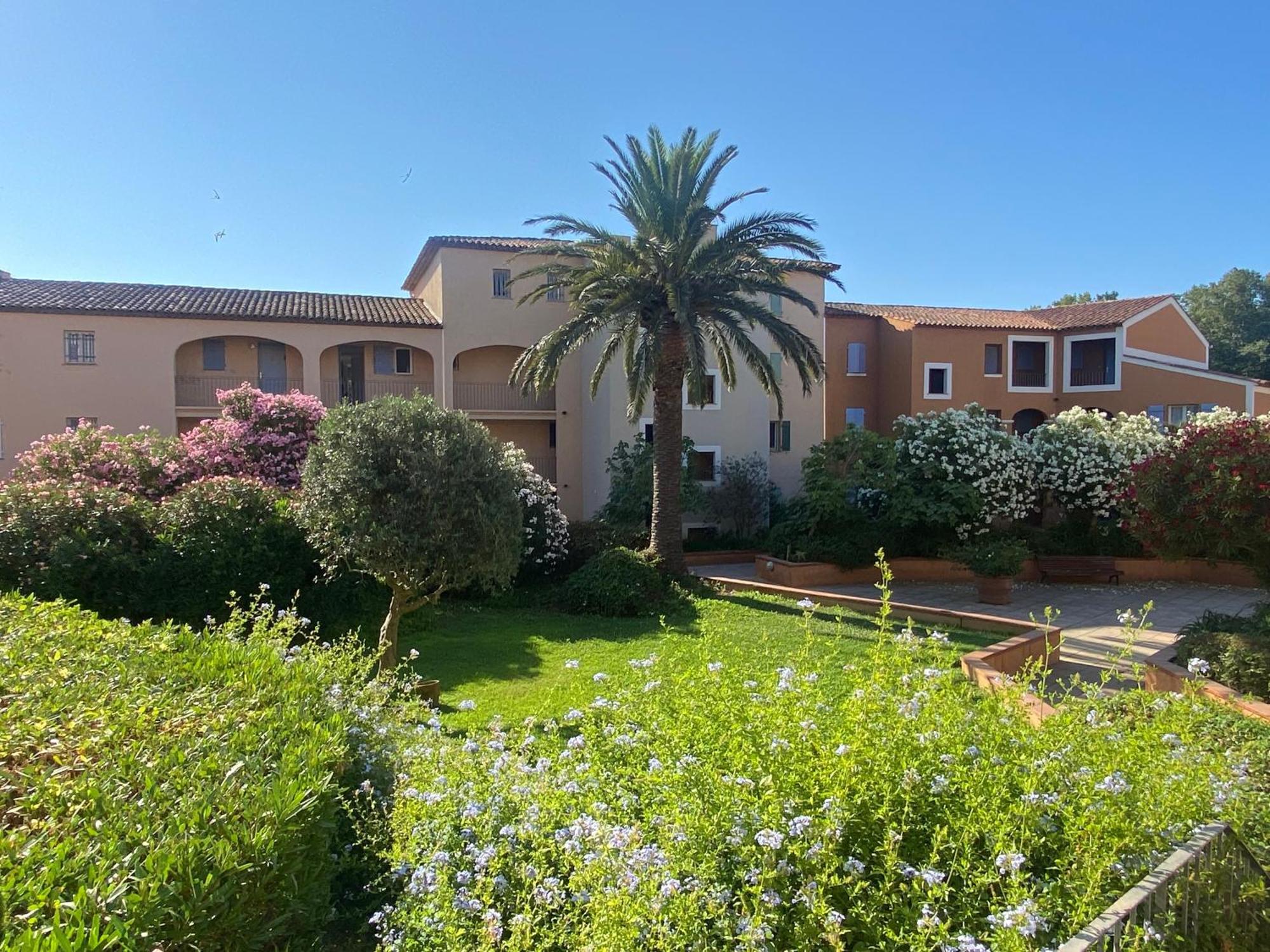 קוגולין 2 Bedrooms, 15 Min Walk To Beach, Ac, Pool & Fiber Internet In A Quiet, Private Gated Domain 5Kms To St Tropez מראה חיצוני תמונה